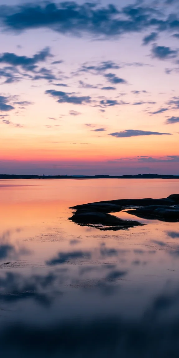En vacker bild av en sjö i solnedgång nära Svedbacka HVB-hem i Hudiksvall